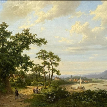 Rivierlandschap met zicht op een stad