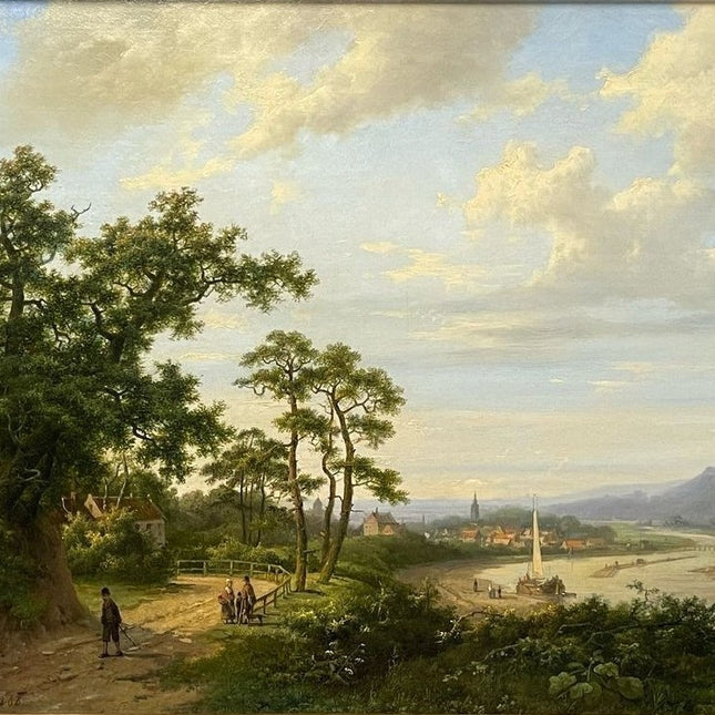 Rivierlandschap met zicht op een stad