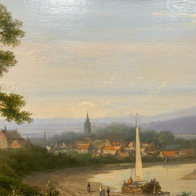 Rivierlandschap met zicht op een stad
