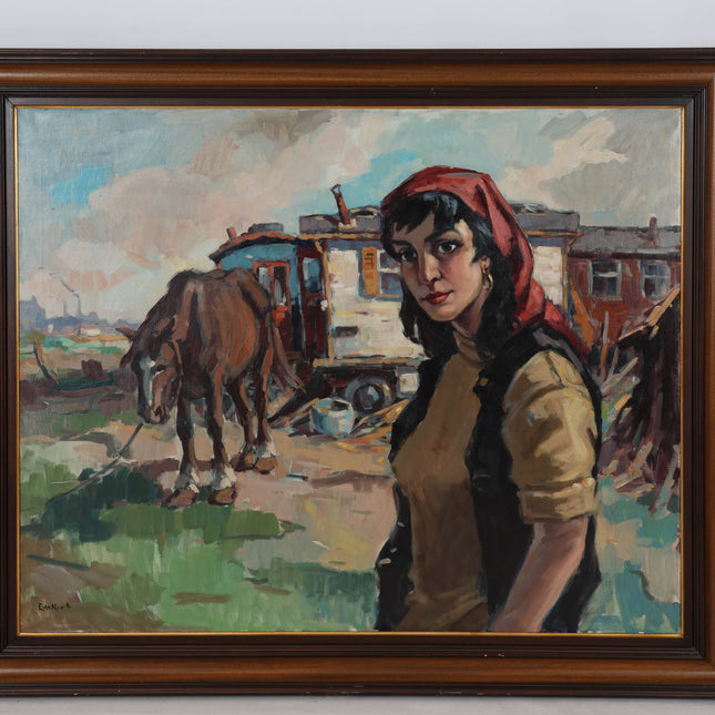 Portret van een vrouw bij een woonwagen